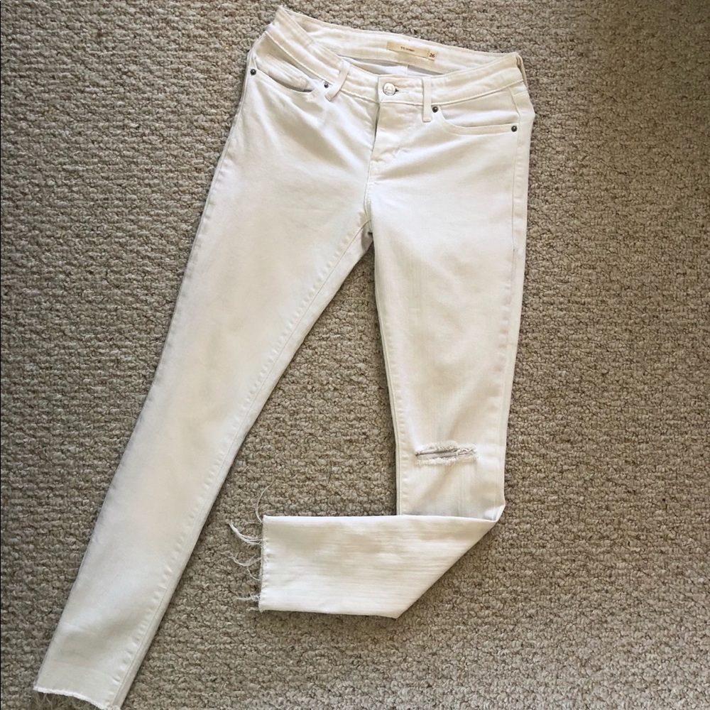 Levi’s 711 skinny jean with raw hem